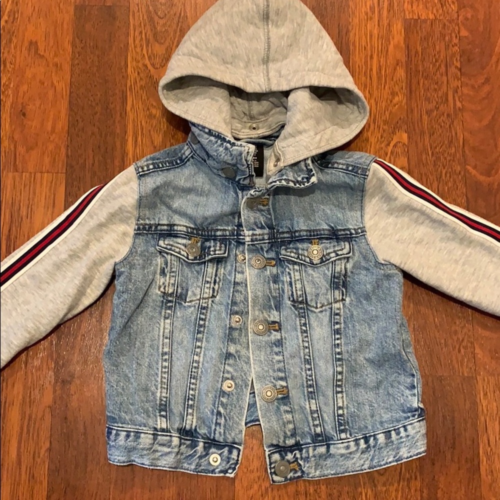 Demin jacket with removable hood